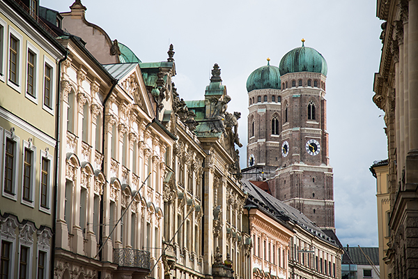 Münchens historische Fassaden mit Liebfrauenkirche im Hintergrund