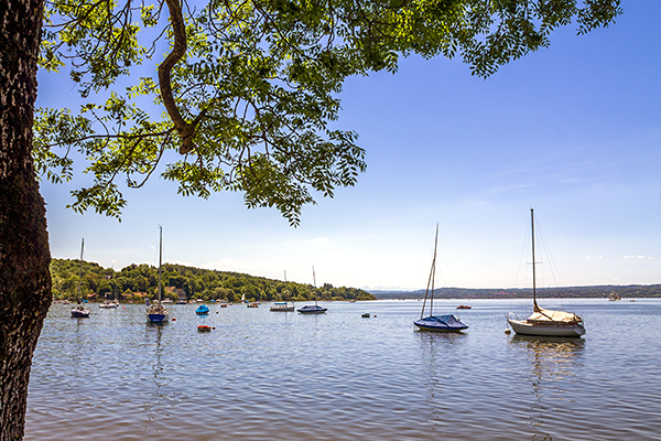 Blick auf den Ammersee vom Ufer des bekannten Städtchens Herrsching am Ammersee