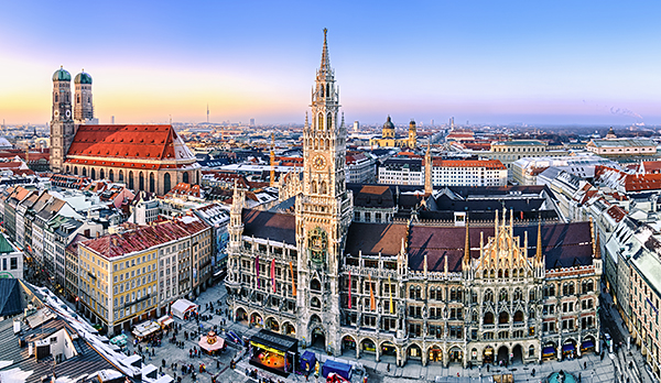 Blick auf Münchens Skyline mit Marienplatz, Rathaus und Liebfrauenkirche