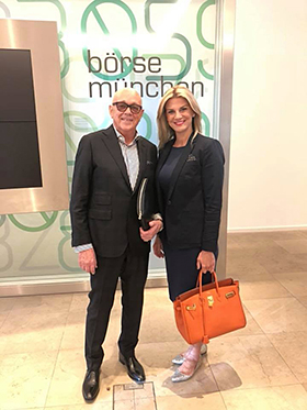 CEO Joachim Semrau, CEO und Gründer Homes & Holiday AG mit Barbara de Matos, seit acht Jahren Franchisepartnerin der Gruppe und Immobilienmaklerin auf Mallorca.