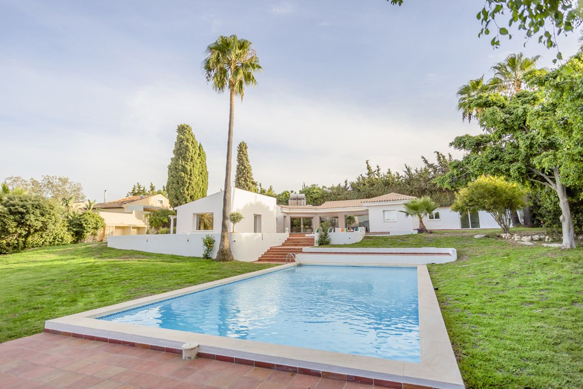 Completely fully renovated private mansion situated only a few minutes from the Laguna Village Beach Completely fully renovated private mansion situated only a few minutes from the Laguna Village Beach