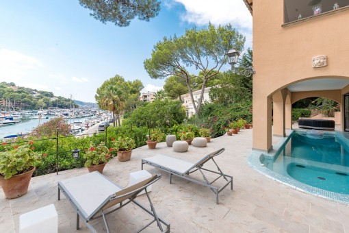 Una casa en Mallorca tiene su precio, con la Calculadora de Rentabilidad de Porta Holiday se puede calcular fácilmente la cantidad de ingresos que se puede obtener del vacacional. 111789-villa-santa-ponsa-sonnenliege-meerblick
