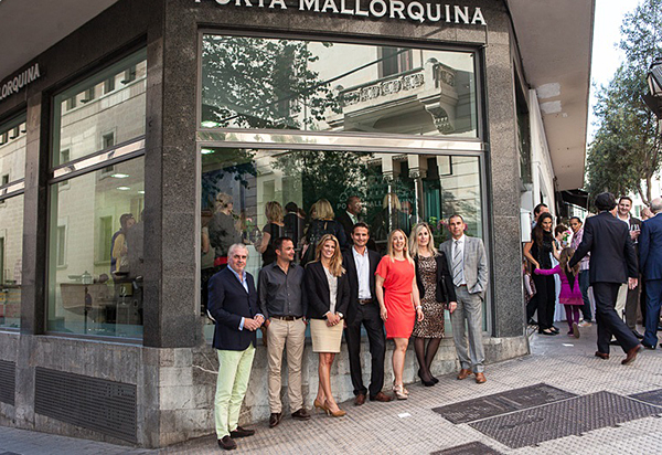 Los socios de franquicia de Porta Mallorquina delante de la nueva tienda inmobiliaria de la calle Conquistador 8, en Palma de Mallorca Los socios de franquicia de Porta Mallorquina delante de la nueva tienda inmobiliaria de la calle Conquistador 8, en Palma de Mallorca