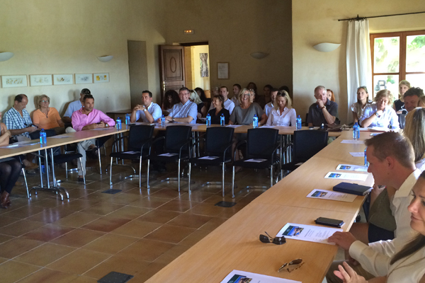 Alrededor de 50 socios de franquicia y agentes inmobiliarios del Grupo Porta Mondial acudieron a Mallorca para participar en el Encuentro Internacional de Socios. Alrededor de 50 socios de franquicia y agentes inmobiliarios del Grupo Porta Mondial acudieron a Mallorca para participar en el Encuentro Internacional de Socios.
